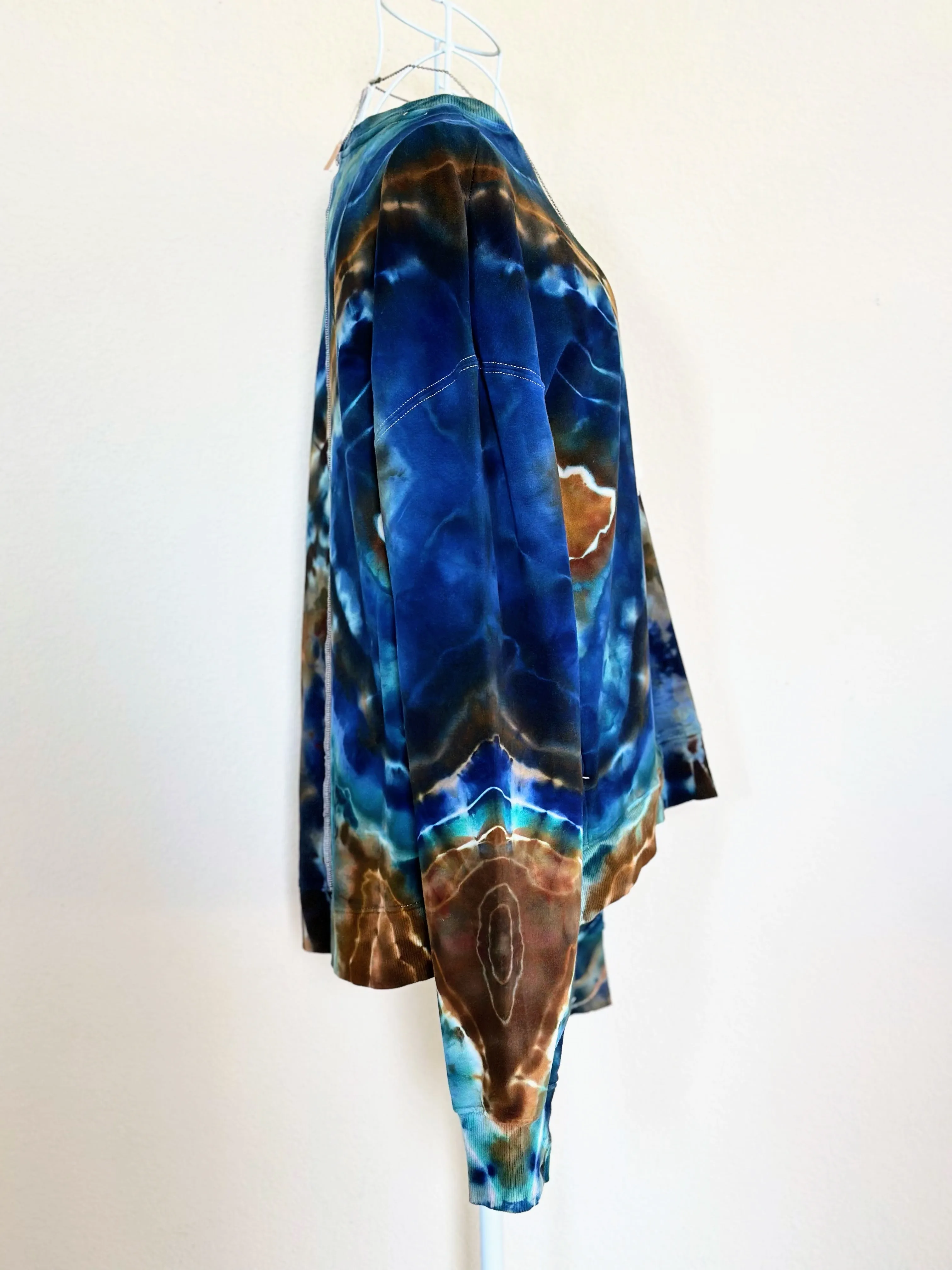 Women’s Medium Geode Pullover with Thumbholes and Pockets in ‘Azurite’
